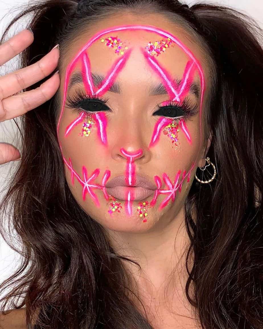 If you are looking for easy, simple, or last-minute Halloween makeup ideas to try, then here are 20+ easy Halloween makeup ideas.