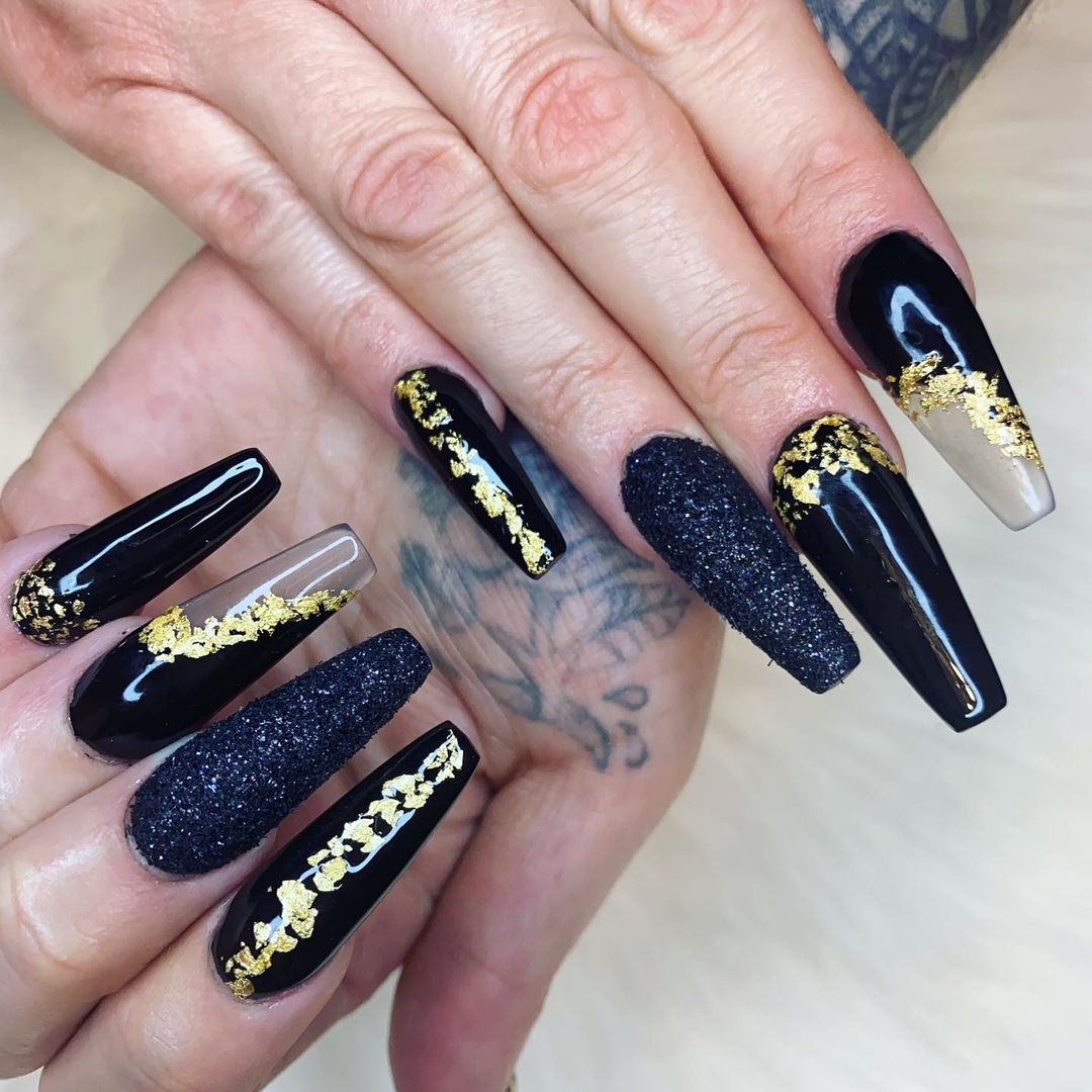 40+ Gorgeous Black and Gold Nails Design For This Year